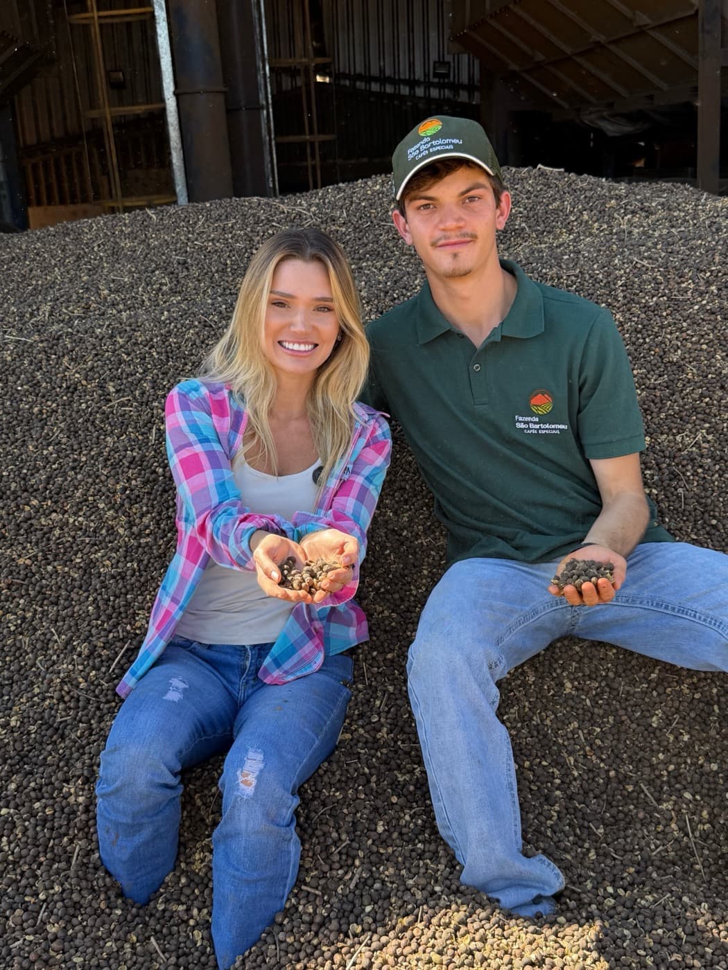 Fernanda e Renato, netos de Abel, no terreiro de café da Fazenda São Bartolomeu